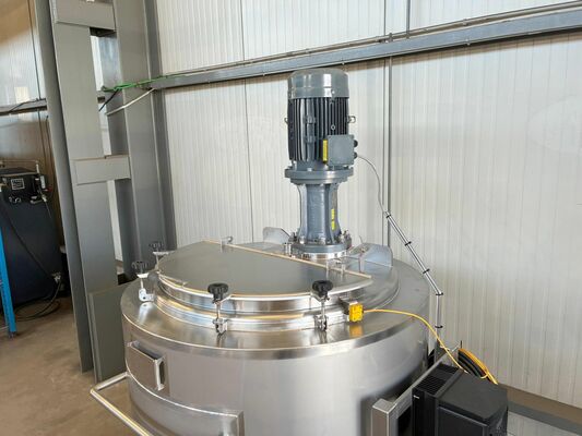 1 x New 750L stainless-steel AISI316L vertical mixing tank.