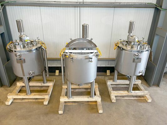3 x Nieuwe roestvrijstalen verticale mengtanks van 300L in AISI316L