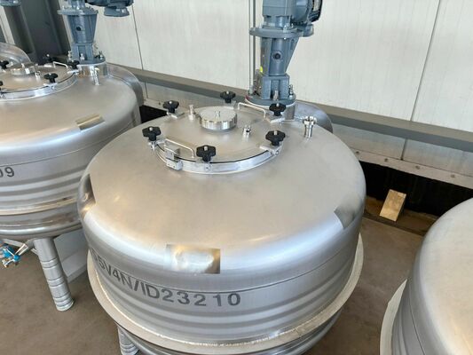 4 x Nieuwe roestvrijstalen verticale mengtanks van 850L in AISI304L