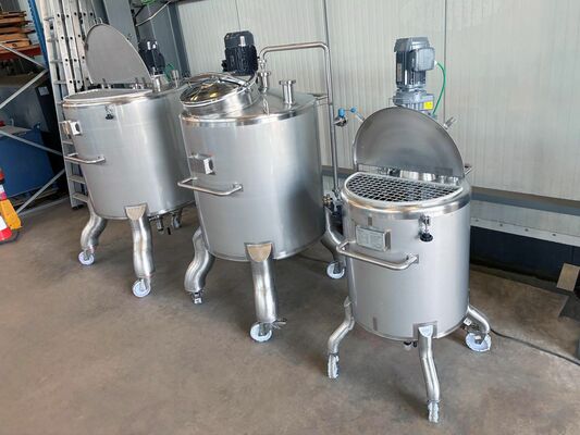 1 x Nouvelle cuve de mélange verticale en acier inoxydable de 300 L en AISI 316L. 1 x Nouvelle cuve de mélange verticale en acier inoxydable de 830 L en AISI 316L. 1 x Nouvelle cuve de mélange verticale en acier inoxydable de 1000 L en AISI 316L.