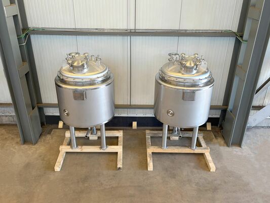 2 x Nieuwe roestvrijstalen verticale mengtanks van 700L in AISI316L