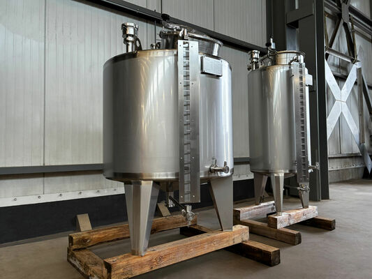 1 x New 300 L vertical stainless steel storage tank in AISI 316L. 1 x New 600 L vertical stainless steel storage tank in AISI 316L.