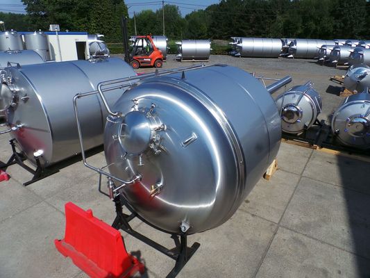 2 x 11,7m³; CCT cuves de fermentation de la bière; 3,3 bar PED CE TüV; 10% Rx & 2 x 10,4m³; BBT cuves à bière; 3,3 bar PED CE TüV; 10% Rx