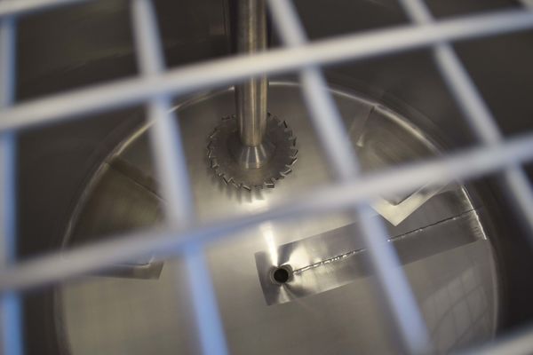 2 x 200L stainless-steel single skin mixing tanks and 1 x 1470L stainless-steel mixing tank with heat-exchanger and insulation mengtank