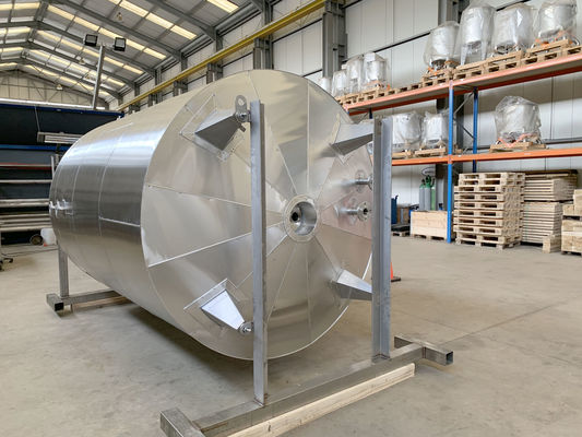 Cuve de mélange en acier inoxydable AISI316 de 8100L avec double serpentin dans la cuve. la cuve est isolée avec de laine de roche de 150 mm avec un paroi ornamental en alu.