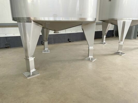 2 x New 2.500L stainless-steel AISI316L vertical mixing tanks.