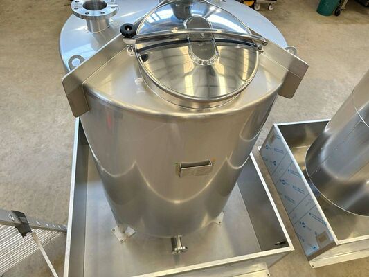 1 x nouvelle cuve de mélange verticale en acier inoxydable AISI316L de 2.000L. 1 x nouvelle cuve de stockage verticale en acier inoxydable AISI316L de 1.000L.