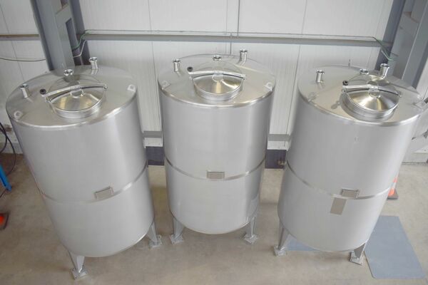 3 x Nieuwe roestvrijstalen verticale opslagtanks van 3.200L in AISI316L