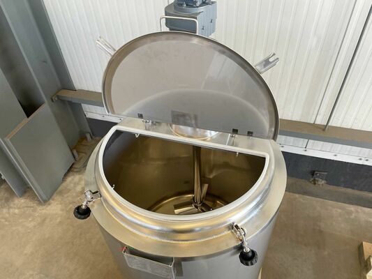 1 x Neuer vertikaler 300-Liter-Edelstahl-Mischbehälter aus AISI316L.  1 x Neuer vertikaler 500-Liter Edelstahl Lagertank aus AISI316L.