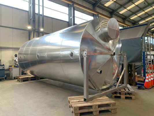 2 x neue vertikale Lagertanks aus Edelstahl mit 26.000L aus AISI304L.