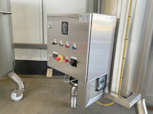 2 x cuves neuves de mélange verticales ave une capacité de 750L en acier inoxydable AISI316L.