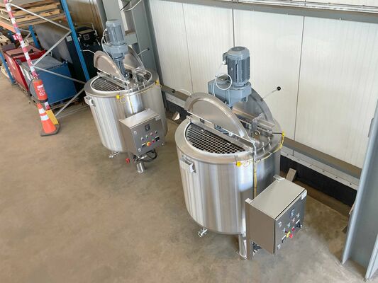 2 x New 750L stainless-steel AISI316L vertical mixing tanks.