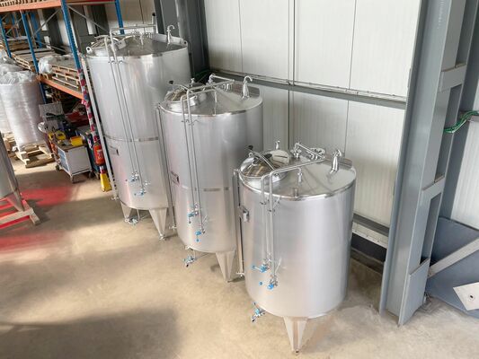 2 x Nieuwe roestvrijstalen verticale mengtanks van 5.200L in AISI304L 1 x Nieuwe roestvrijstalen verticale mengtank van 3.200L in AISI304L 1 x Nieuwe roestvrijstalen verticale mengtank van 2.000L in AISI304L