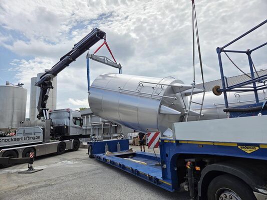 3 x vertikale gebrauchte Mischbehälter à 31.000 L aus Edelstahl AISI 304L