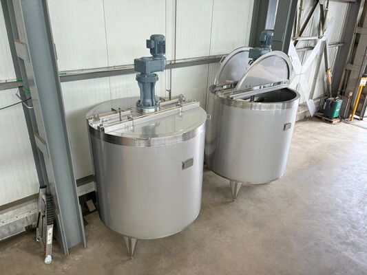 2 x cuves neuves de mélange verticales ave une capacité de 3.300L en acier inoxydable AISI316L.