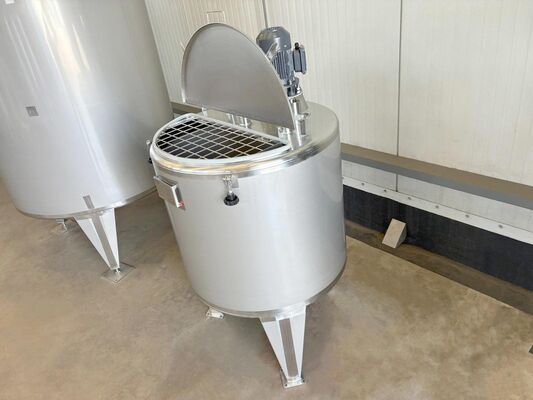 1 x New 2.000L stainless-steel AISI316L vertical mixing tank.  1 x New 500L stainless-steel AISI316L vertical mixing tank.
