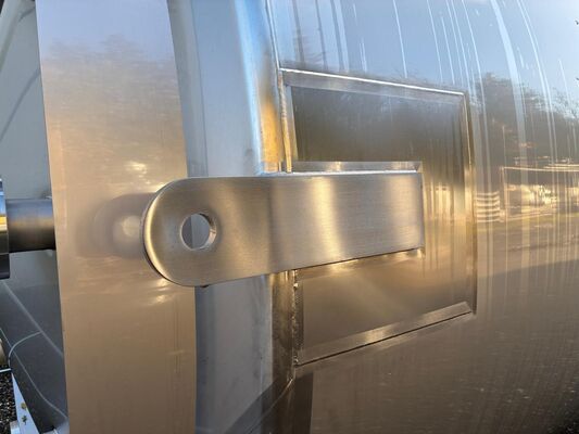 2 x cuves neuves verticales 30.400L en acier inoxydable AISI316L.