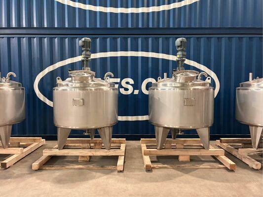 4 x cuves neuves de mélange verticales ave une capacité de 1.000L en acier inoxydable AISI316L.