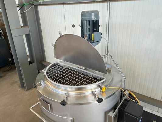 1 x New 750L stainless-steel AISI316L vertical mixing tank.