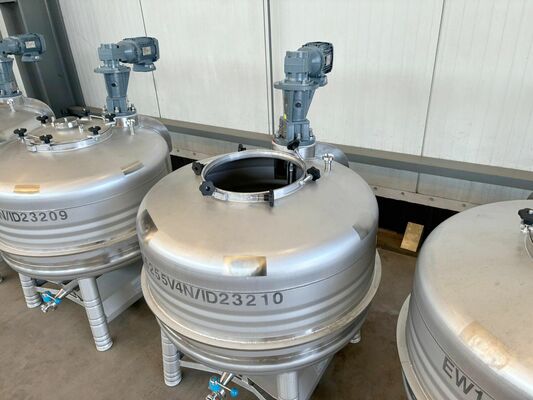 4 x Nieuwe roestvrijstalen verticale mengtanks van 850L in AISI304L