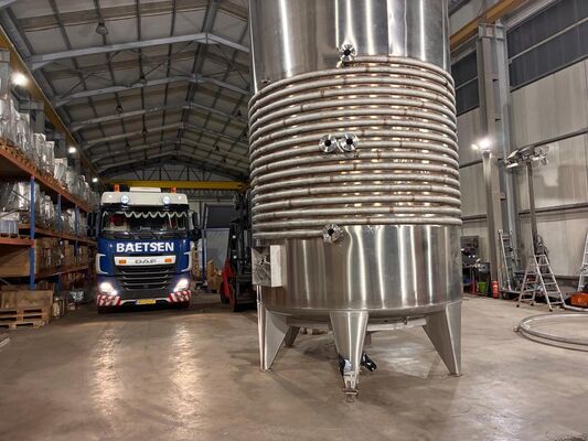 1 x cuve de mélange neuve verticale de 50.000L en acier inoxydable AISI304L.