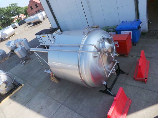 2 x 11,7m³; CCT cuves de fermentation de la bière; 3,3 bar PED CE TüV; 10% Rx & 2 x 10,4m³; BBT cuves à bière; 3,3 bar PED CE TüV; 10% Rx