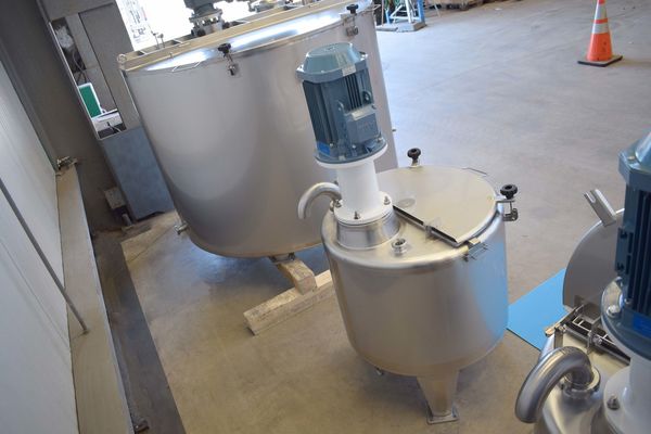 2 x 200L stainless-steel single skin mixing tanks and 1 x 1470L stainless-steel mixing tank with heat-exchanger and insulation mengtank