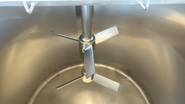 4 x Nieuwe roestvrijstalen verticale mengtanks van 150L  in AISI316L