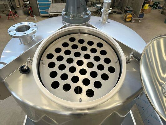 1 x nouvelle cuve de mélange verticale en acier inoxydable AISI316L de 2.000L. 1 x nouvelle cuve de stockage verticale en acier inoxydable AISI316L de 1.000L.