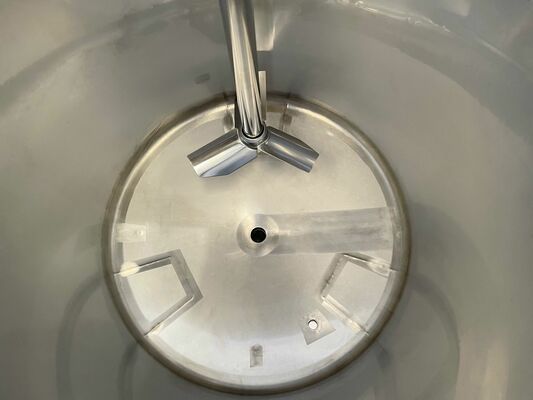 1 x Neuer vertikaler 300-Liter-Edelstahl-Mischbehälter aus AISI316L.  1 x Neuer vertikaler 500-Liter Edelstahl Lagertank aus AISI316L.