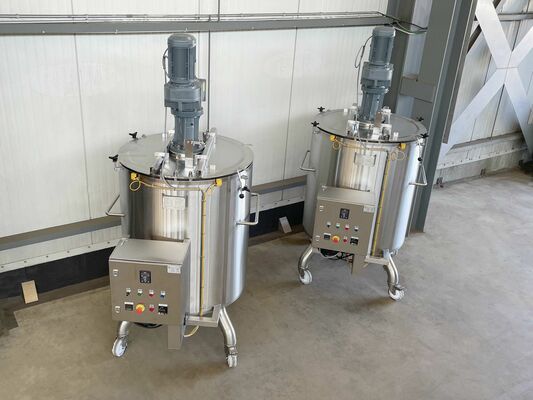 2 x cuves neuves de mélange verticales ave une capacité de 750L en acier inoxydable AISI316L.