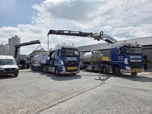 3 x vertikale gebrauchte Mischbehälter à 31.000 L aus Edelstahl AISI 304L