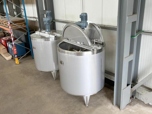 2 x cuves neuves de mélange verticales ave une capacité de 3.300L en acier inoxydable AISI316L.