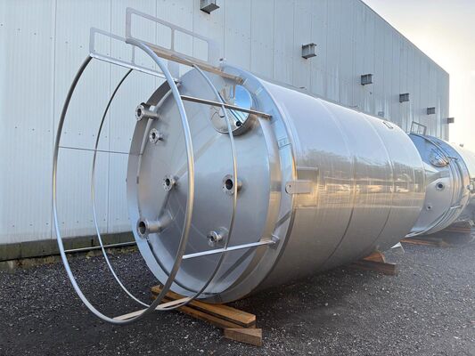 2 x cuves neuves verticales 30.400L en acier inoxydable AISI316L.
