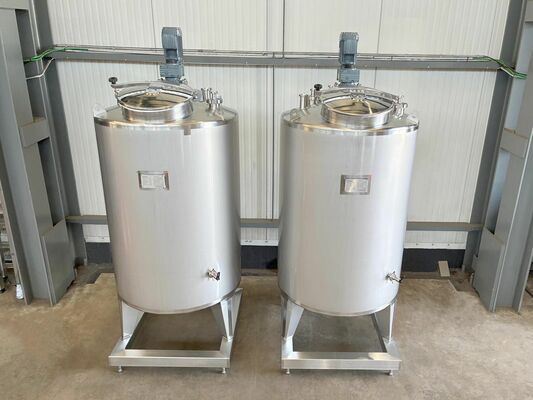 2 x Nieuwe roestvrijstalen verticale mengtanks van 1.500L in AISI316L