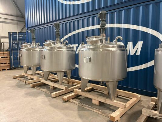 4 x cuves neuves de mélange verticales ave une capacité de 1.000L en acier inoxydable AISI316L.