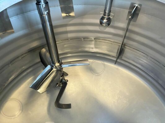 4 x Nieuwe roestvrijstalen verticale mengtanks van 850L in AISI304L