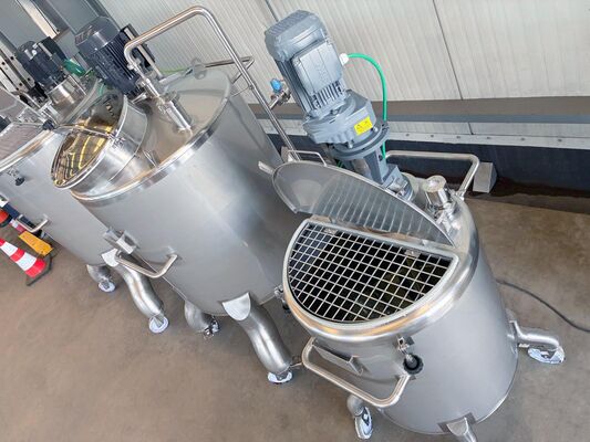 1 x Nouvelle cuve de mélange verticale en acier inoxydable de 300 L en AISI 316L. 1 x Nouvelle cuve de mélange verticale en acier inoxydable de 830 L en AISI 316L. 1 x Nouvelle cuve de mélange verticale en acier inoxydable de 1000 L en AISI 316L.