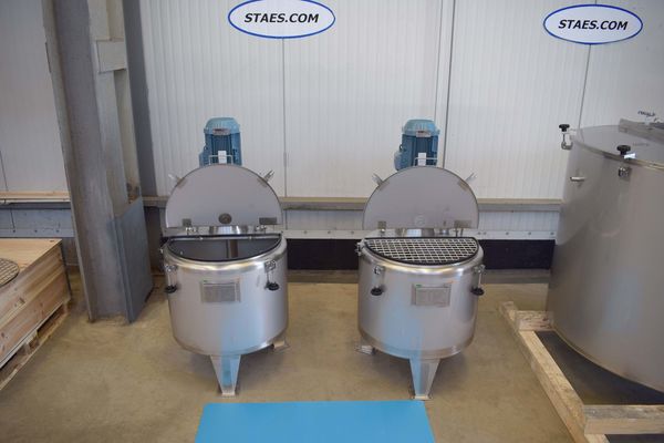 2 x 200L stainless-steel single skin mixing tanks and 1 x 1470L stainless-steel mixing tank with heat-exchanger and insulation mengtank