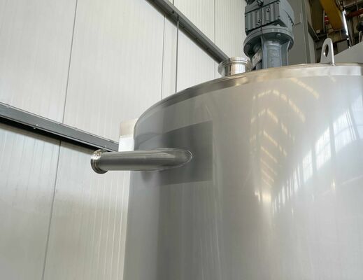 2 x New 2.500L stainless-steel AISI316L vertical mixing tanks.