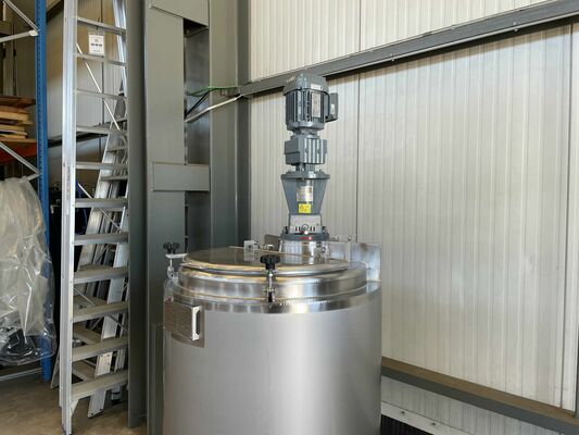 1 x Neuer vertikaler 300-Liter-Edelstahl-Mischbehälter aus AISI316L.  1 x Neuer vertikaler 500-Liter Edelstahl Lagertank aus AISI316L.