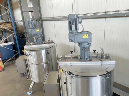 2 x cuves neuves de mélange verticales ave une capacité de 750L en acier inoxydable AISI316L.