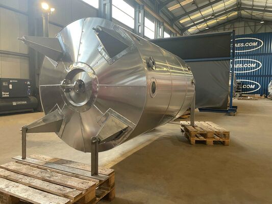 1 x New 5.200L stainless-steel AISI304L vertical storage tank.