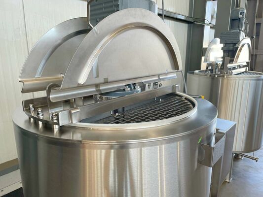 2 x New 750L stainless-steel AISI316L vertical mixing tanks.