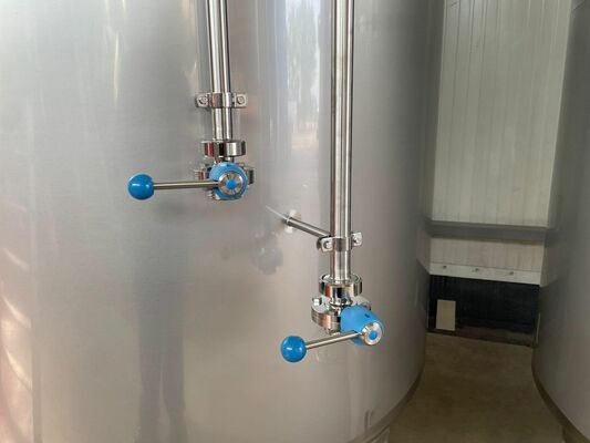 2 x Nieuwe roestvrijstalen verticale mengtanks van 5.200L in AISI304L 1 x Nieuwe roestvrijstalen verticale mengtank van 3.200L in AISI304L 1 x Nieuwe roestvrijstalen verticale mengtank van 2.000L in AISI304L