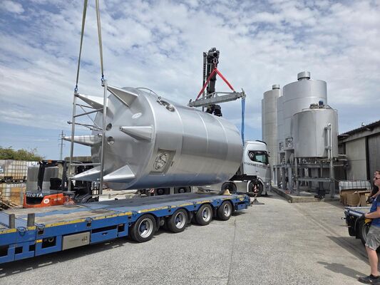 3 x vertikale gebrauchte Mischbehälter à 31.000 L aus Edelstahl AISI 304L