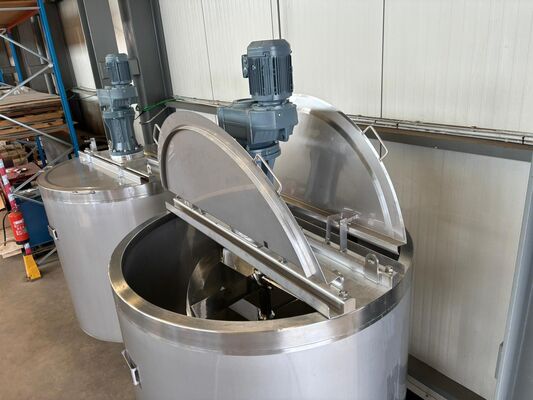 2 x cuves neuves de mélange verticales ave une capacité de 3.300L en acier inoxydable AISI316L.