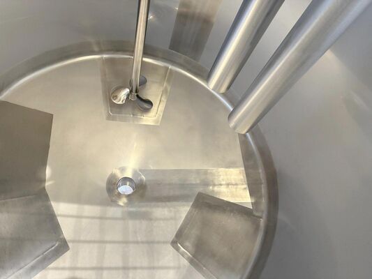 1 x New 2.000L stainless-steel AISI316L vertical mixing tank.  1 x New 500L stainless-steel AISI316L vertical mixing tank.