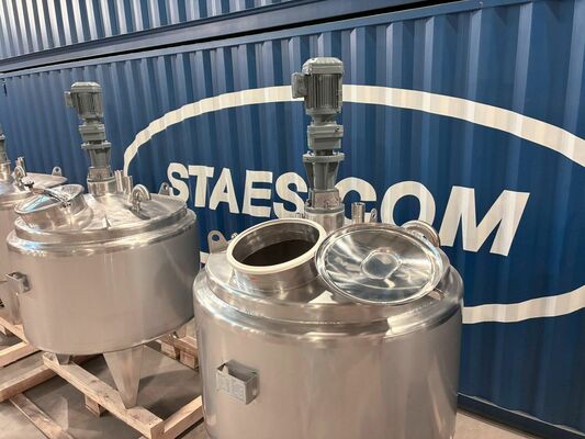 4 x cuves neuves de mélange verticales ave une capacité de 1.000L en acier inoxydable AISI316L.