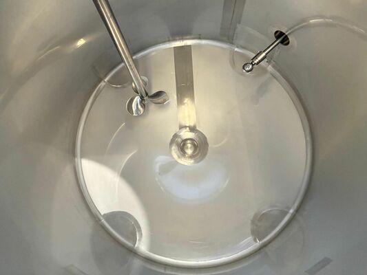 1 x Nouvelle cuve de mélange verticale en acier inoxydable de 300 L en AISI 316L. 1 x Nouvelle cuve de mélange verticale en acier inoxydable de 830 L en AISI 316L. 1 x Nouvelle cuve de mélange verticale en acier inoxydable de 1000 L en AISI 316L.